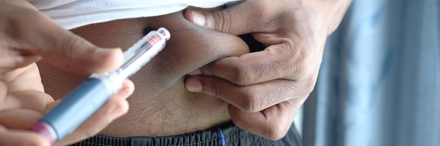 Hombre inyectándose insulina