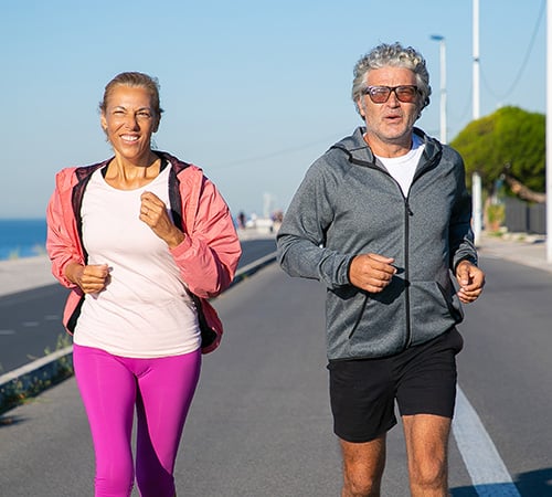 Pareja de adultos mayores saludables haciendo ejercicio