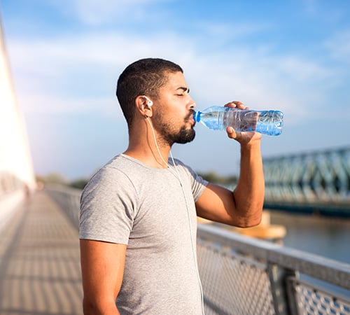 Joven bebiendo agua