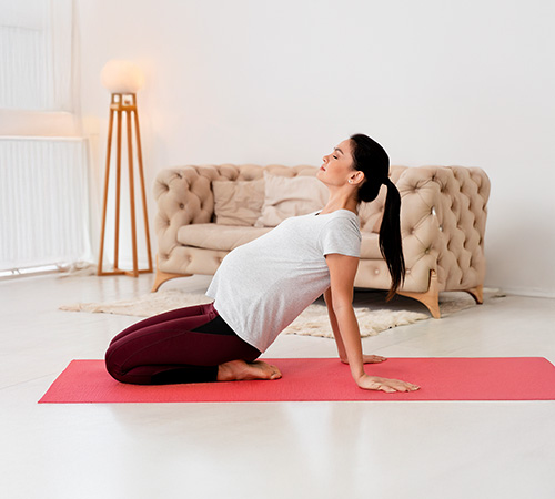 Mujer embarazada haciendo yoga